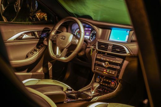 אינפיניטי Q30 אינפיניטי Q30